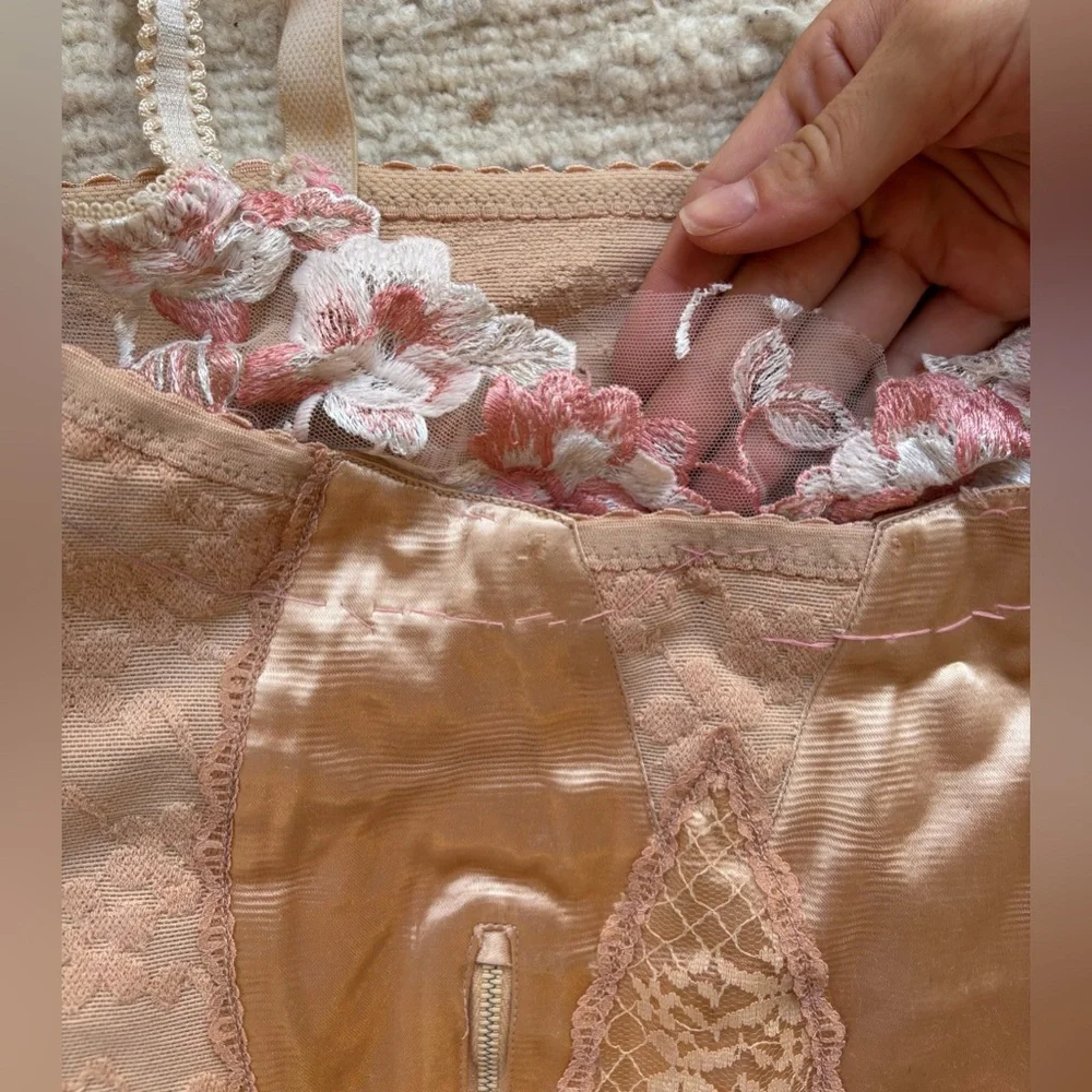 VINTAGE Pink Floral Lace Corset - Picture 3 of 5